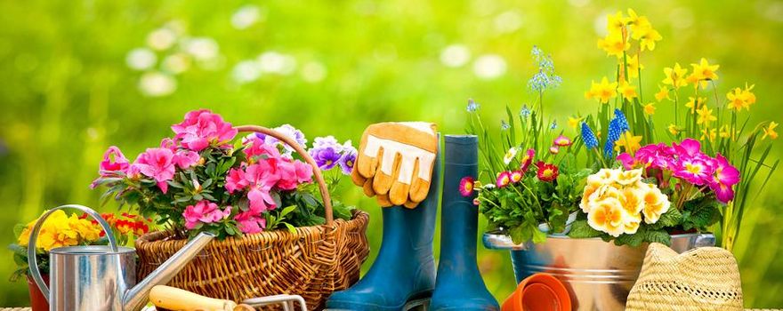 Gummistiefel, Handschuhe und Werkzeuge für die Gartenarbeit