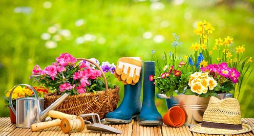 Gummistiefel, Handschuhe und Werkzeuge für die Gartenarbeit